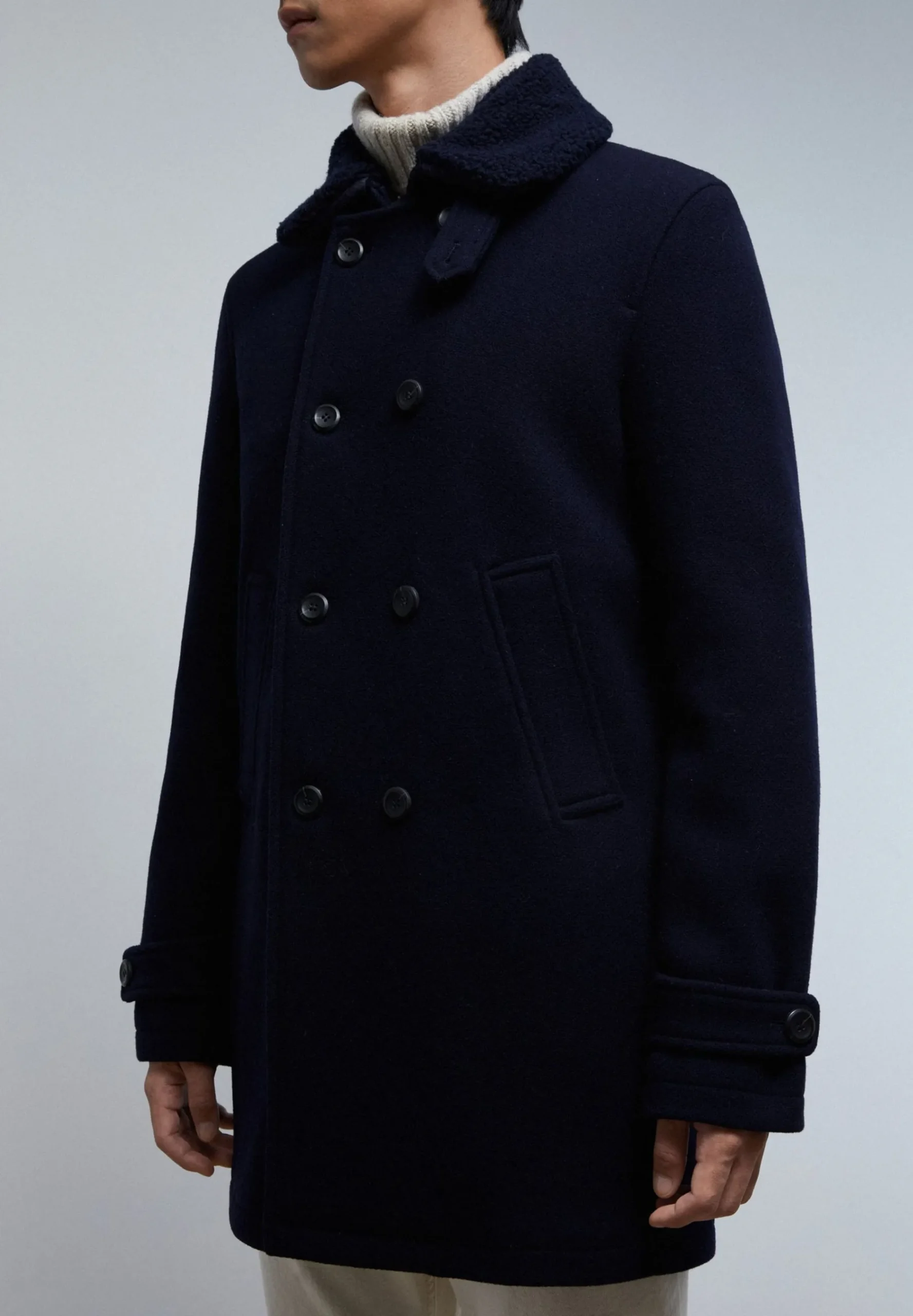 abrigo_detalle_cuello_des_4.webp scalperscompany Abrigo Detalle Cuello Desmontable Borrego-Hombre Abrigos Y Chaquetas