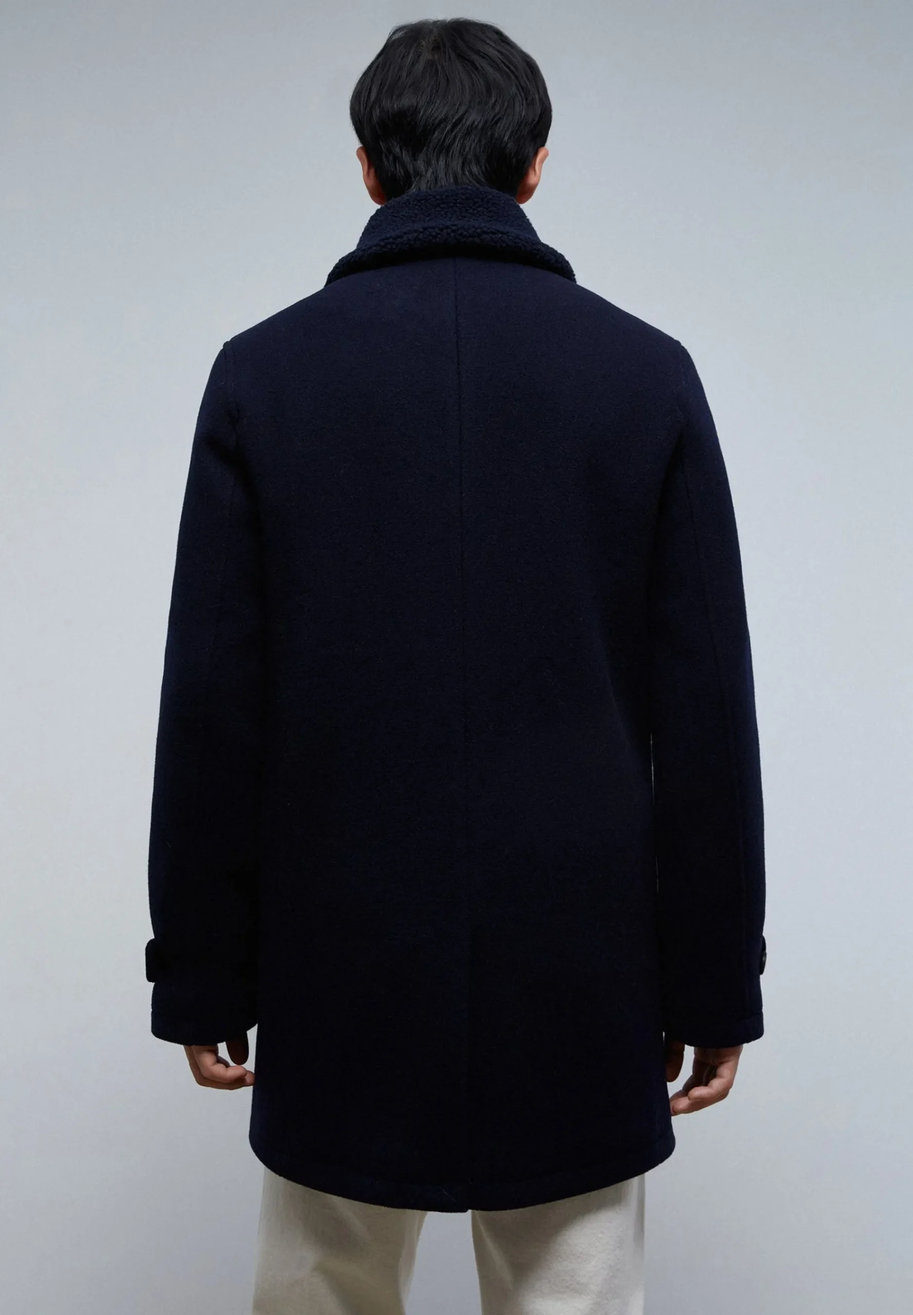 abrigo_detalle_cuello_des_5.webp scalperscompany Abrigo Detalle Cuello Desmontable Borrego-Hombre Abrigos Y Chaquetas